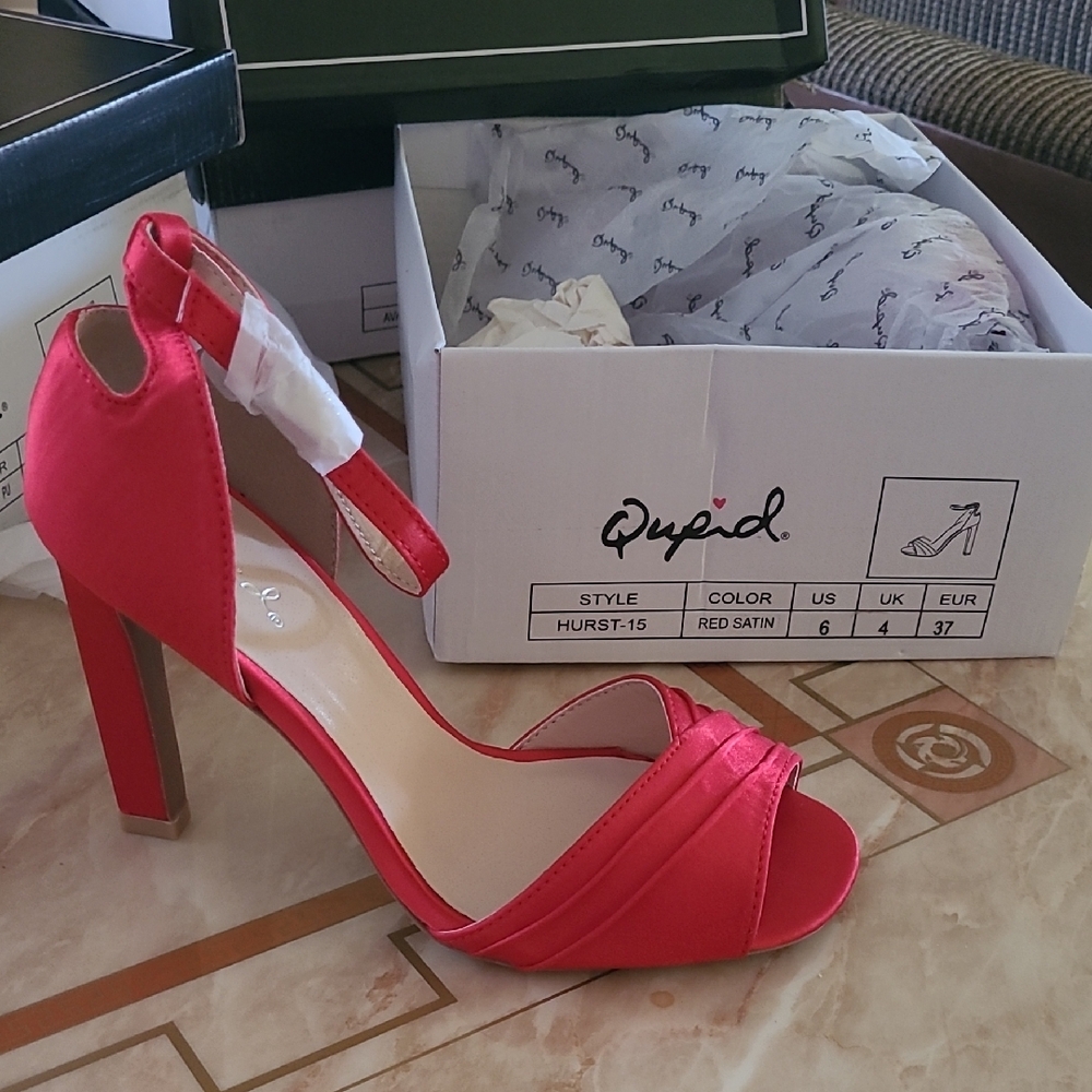 Qupid Women's Red Satin Heels
